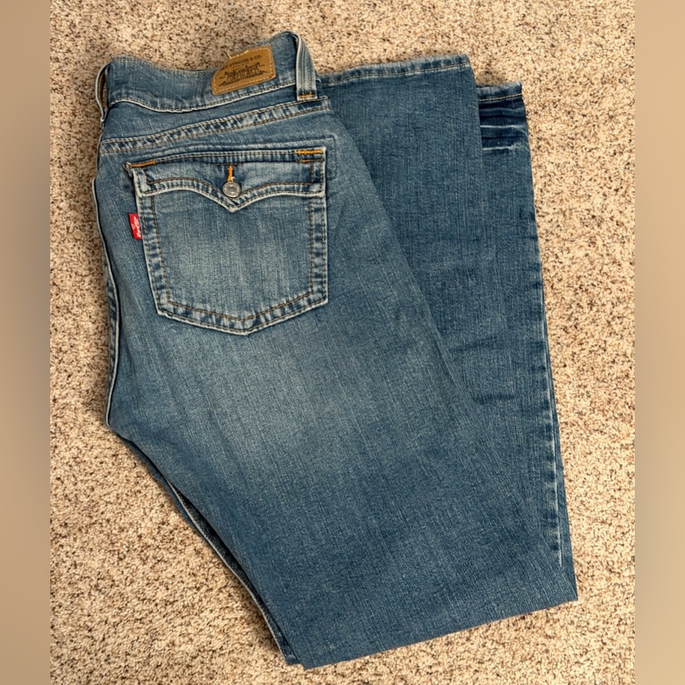 Levi's Women's Mid Wash Blue Straight Leg Jeans